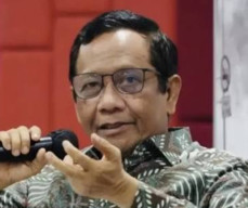 Mahfud MD Desak Eks Kepala BGN Dadan Hindayana Dihukum Mati