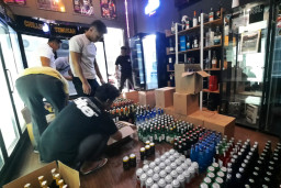 Polisi Sita Ratusan Botol Miras dari Toko di Saladin Depok
