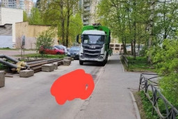 Truk Sampah Mundur, Lindas Lansia yang Sedang Berjalan Pakai Tongkat