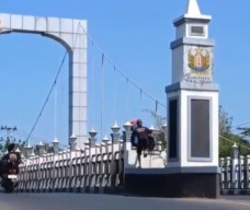 Pria Gagalkan Dugaan Aksi Bunuh Diri di Jembatan Surobayan