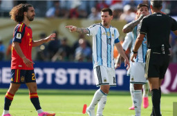 Pancing Pemain Spanyol agar Kena Kartu Merah, Messi Dituding Putus Asa