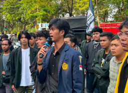 BEM Nusantara Jatim Kirim Karangan Bunga ke Kejati, Desak Eks Jampidsus segera Ditahan