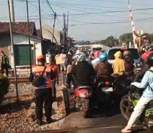 Motor Terobos Palang Pintu, Siswa SD Tewas Ditabrak Kereta
