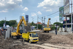 Atasi Kemacetan Surabaya Barat, Pemkot Lanjutkan Pelebaran Jalan Raya Menganti