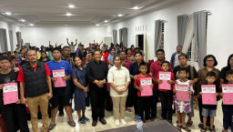 Ketua PDI Perjuangan Sumut Serahkan Beasiswa Kepada Enam Kecamatan di Samosir