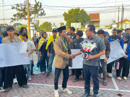 Tuntut Tuntaskan Kasus TP Dewan, Puluhan Mahasiswa Lurug Kejaksaan Ponorogo Dan Hadiahi Obat-obatan 
