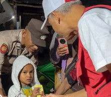 Ganjar dan Risma Tiba di NTT, Tinjau Pengungsi Gempa di Manggarai Barat