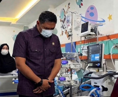 Kepala BGN Tertunduk Lemas saat Kunjungi Korban Keracunan MBG