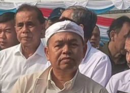 Sebut Indonesia Makin Aneh, Pegiat Medsos Sentil Dedi Mulyadi yang Terbang ke NTT: Cosplay Jadi Presiden!