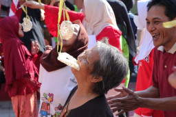 Bahagiakan Lansia, Pemkot Surabaya Gelar Lomba HUT Ke-81 RI Berhadiah Menu Favorit
