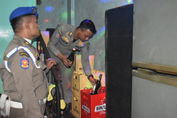 Warkop Diduga Jual Miras Dilaporkan Warga, Satpol PP Surabaya Sita 29 Botol