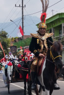 Khamim Tohari Tampil Sebagai Patih Majapahit, di Satu Abad Desa Tulungrejo Hipnotis Ribuan Penonton