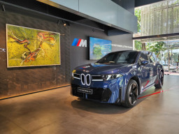 BMW Astra Perkenalkan Mobil Listrik Seharga Rp 2,297 Miliar di Surabaya
