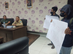 Pembahasan Raperda Ricuh, Dua Warga Lamongan Masuk Ruang Rapat Bapemperda di Gedung Dewan