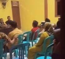 Warga Geruduk Balai Desa Kemlagilor, Desak Pria yang Diduga Hamili Anak Tirinya Diusir dari Dusun