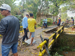 Warga Tiga Desa di Dukun Gresik Tuntut Keseriusan Dinas PU Tangani Jembatan Ambles