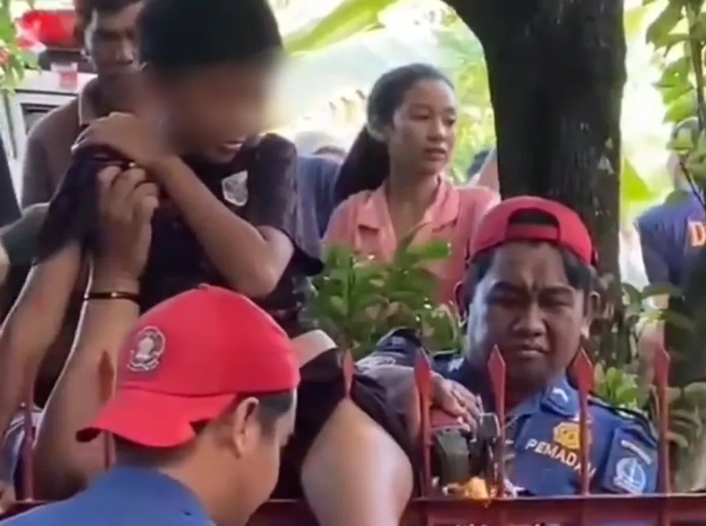 Pelajar SD di Bone Tertusuk Besi Pagar Sekolah, Damkar Turun Tangan