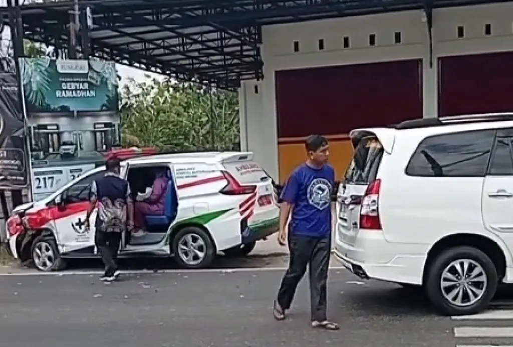 Rujuk Bayi Prematur, Ambulans RS Bantarangin dan Mobil Anggota DPRD Ponorogo Adu Banteng