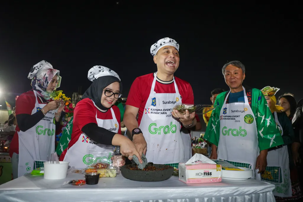 Warga Dari Berbagai Daerah Gruduk Surabaya, Ikut Ramaikan Festival Rujak Uleg 2026