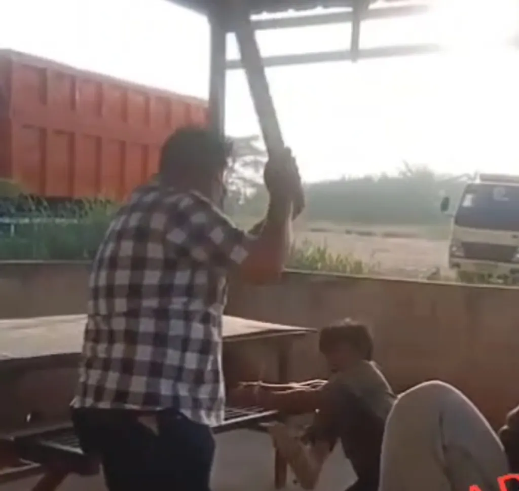 Dituduh Curi Bawa Lari Dump Truk, Sopir Dipukuli Pengusaha sampai Memelas Minta Ampun