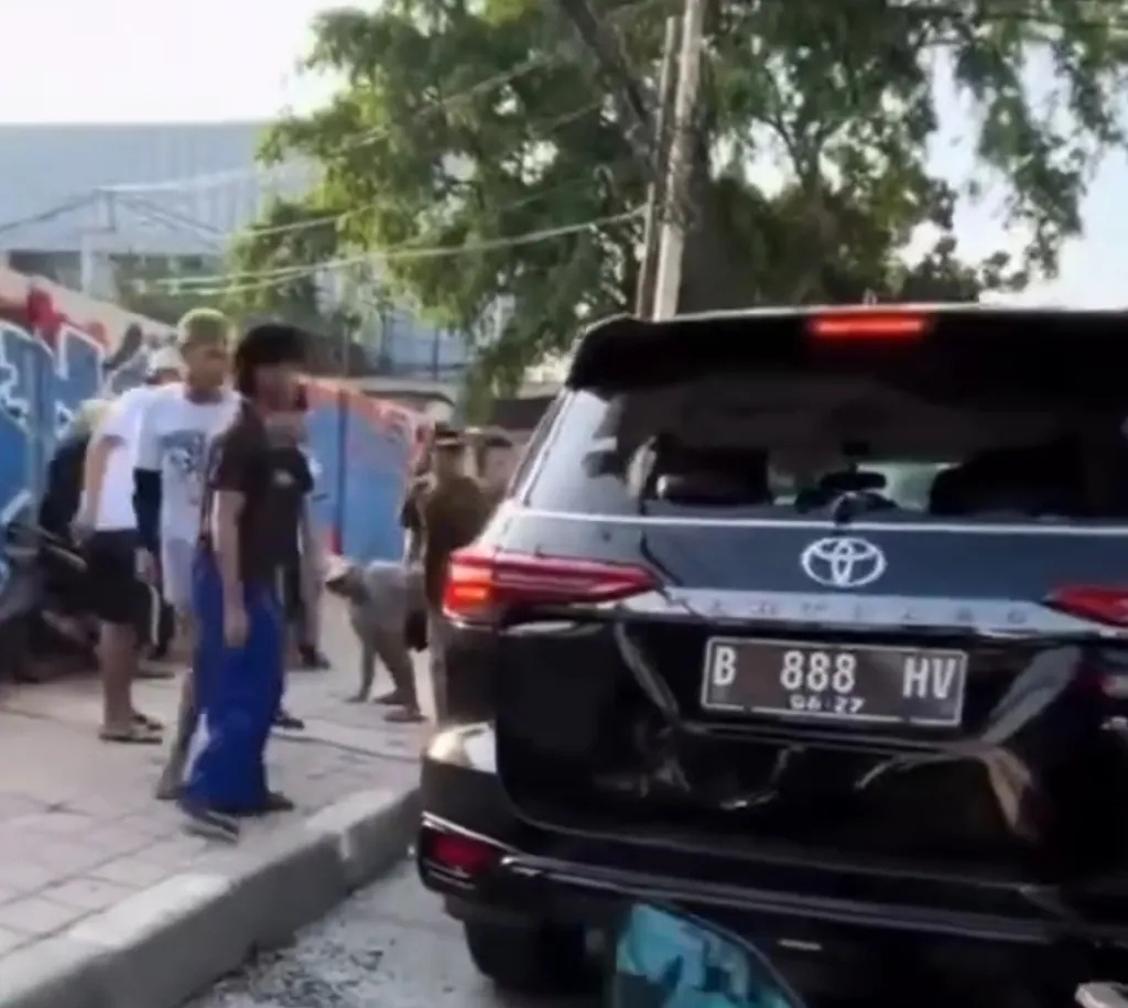 Toyota Fortuner Dirusak Massa di Jalan KH Mas Mansyur, Diduga karena Tabrak Lari 