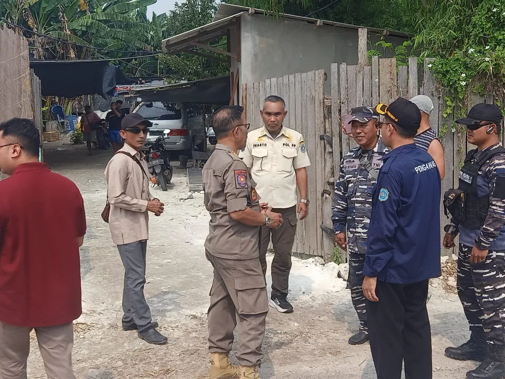 TNI AL, Satpol PP Brondong, Pemdes Sedayulawas, RN dan DLH Lamongan Tindak Lanjuti Keluhan Warga Soal Bau Limbah Pabrik