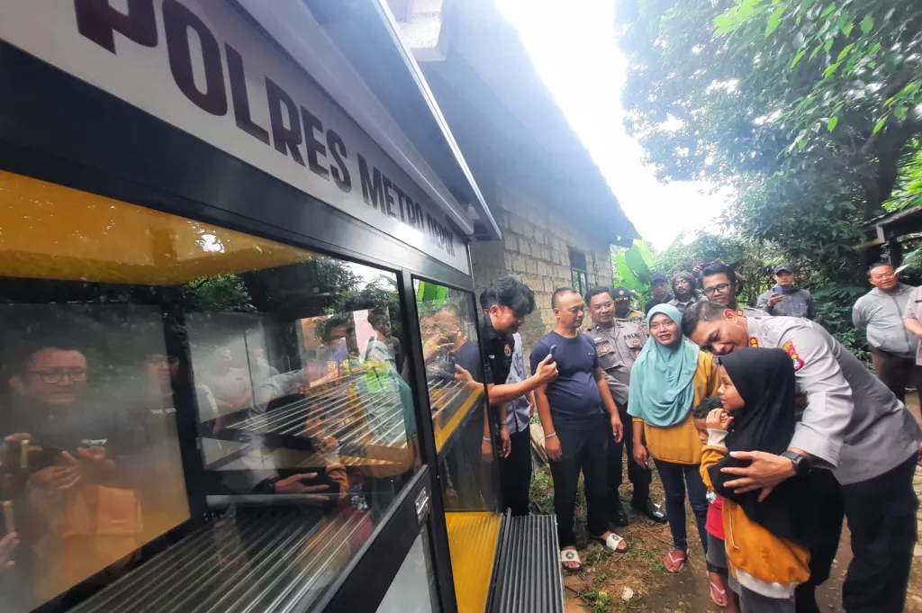 Sambut Hari Bhayangkara ke-80, Kapolres Metro Depok Beri Harapan Baru bagi Keluarga Ibu Siti