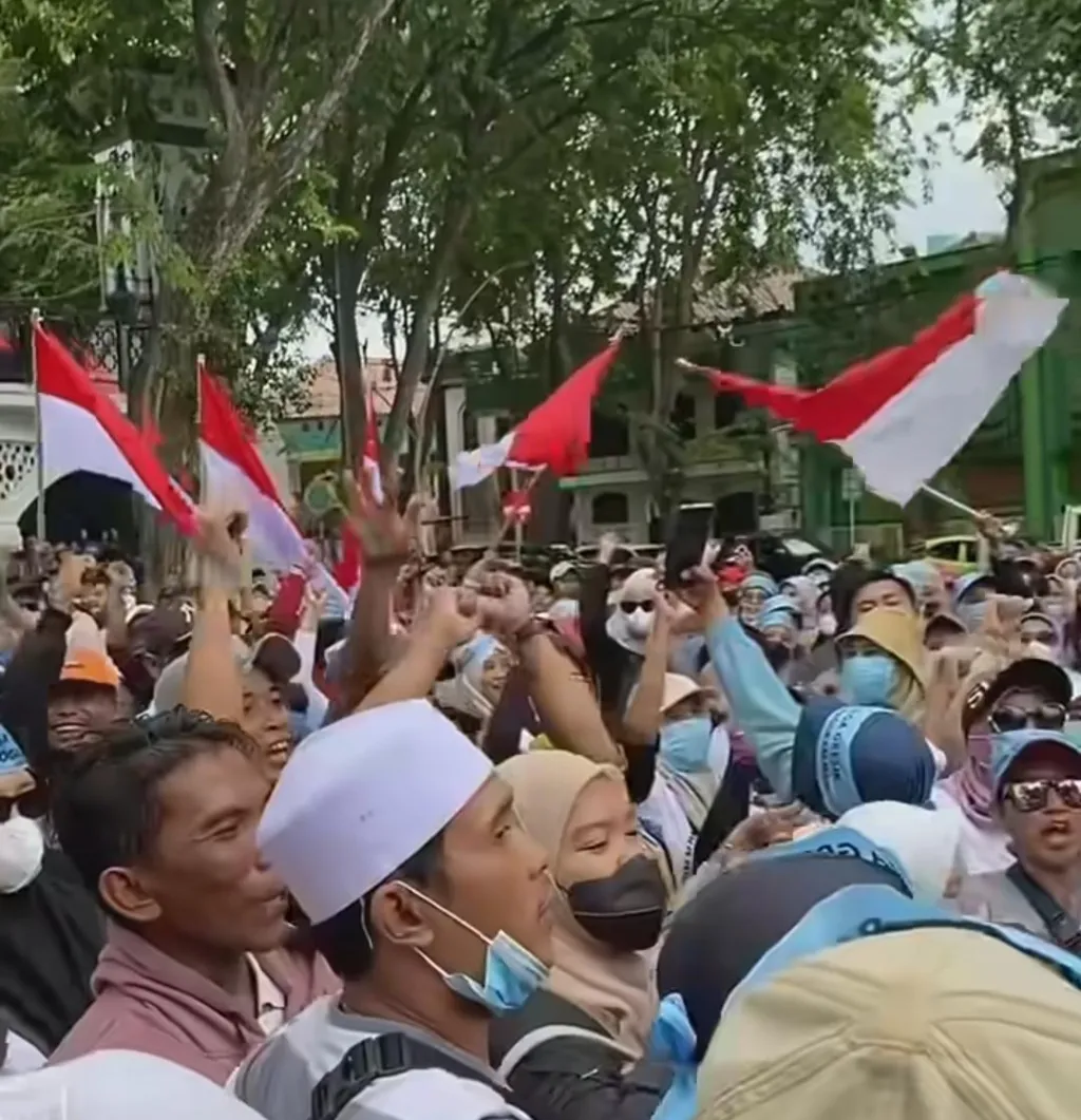 Ratusan Warga Gresik Gelar Aksi Damai Dukung MBG di DPRD