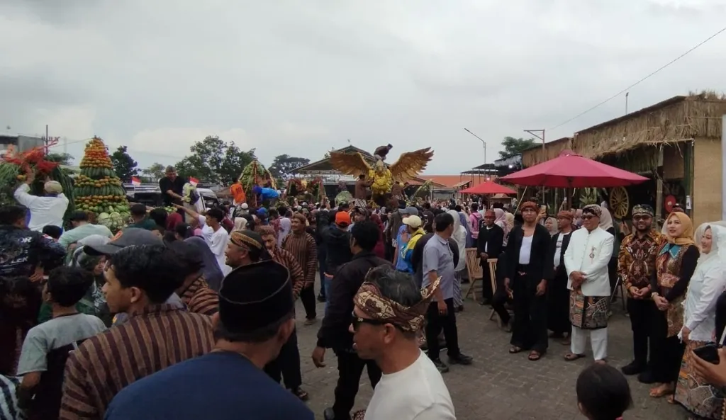 Ribuan Warga Berebut Hasil Bumi dalam Tradisi Ngurak Berkat , Wujud Syukur Selamatan Desa Bumiaji