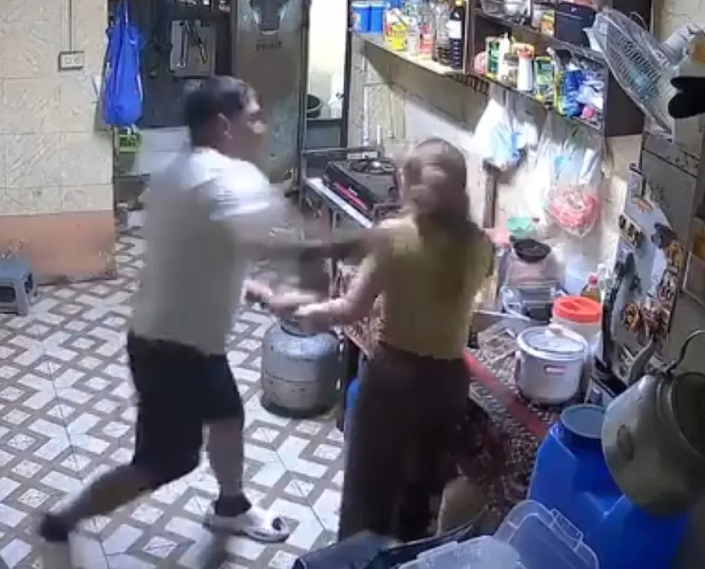 Terekam CCTV, Anggota Polisi Hajar Istrinya hingga Pingsan