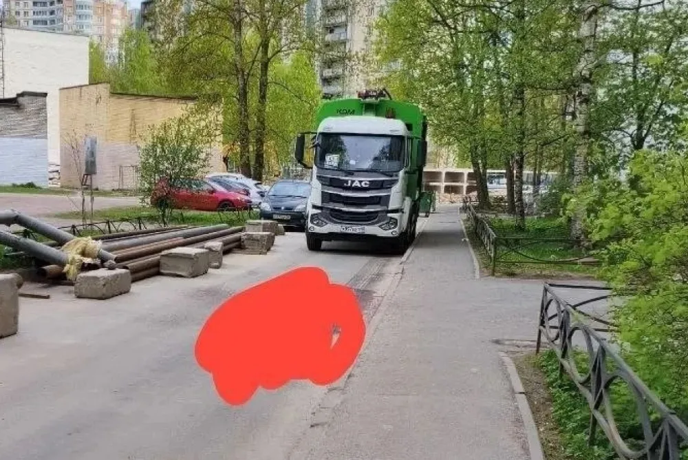 Truk Sampah Mundur, Lindas Lansia yang Sedang Berjalan Pakai Tongkat