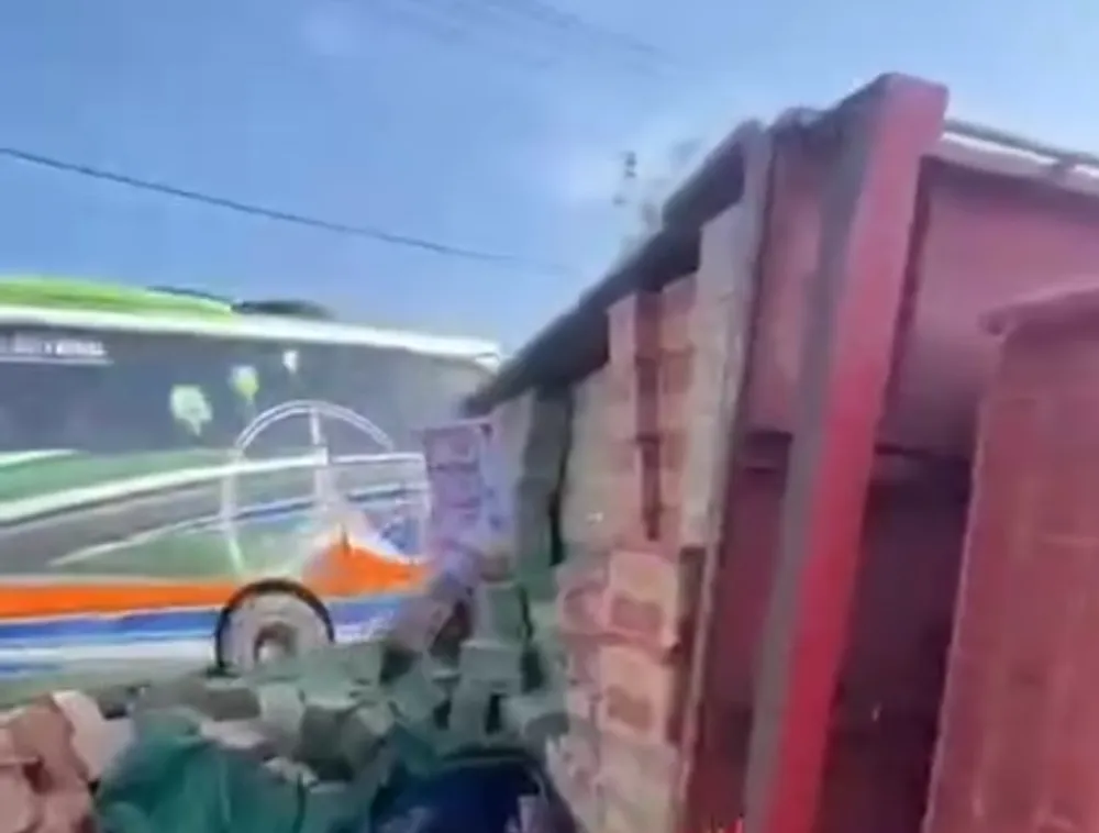 Suami dan Istri Tewas, Usai Tertimpa Truk Pengangkut Indomie