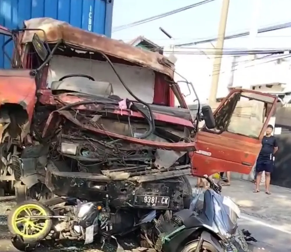 Rem Blong, Truk Kontainer Tabrak Sejumlah Motor di Pandaan Pasuruan