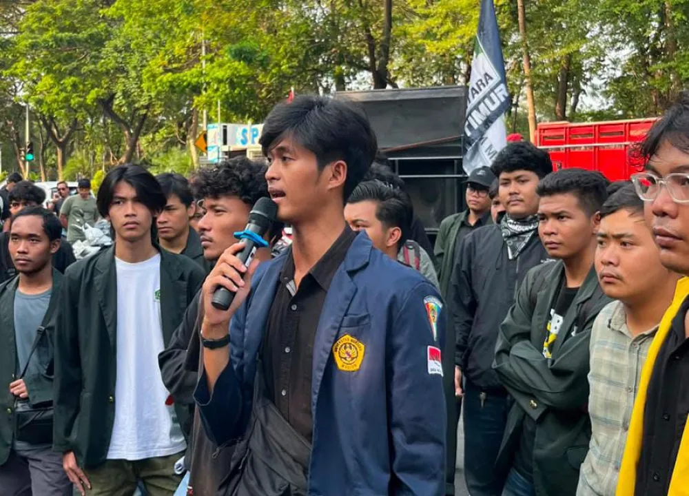 BEM Nusantara Jatim Kirim Karangan Bunga ke Kejati, Desak Eks Jampidsus segera Ditahan