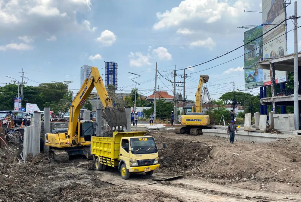 Atasi Kemacetan Surabaya Barat, Pemkot Lanjutkan Pelebaran Jalan Raya Menganti