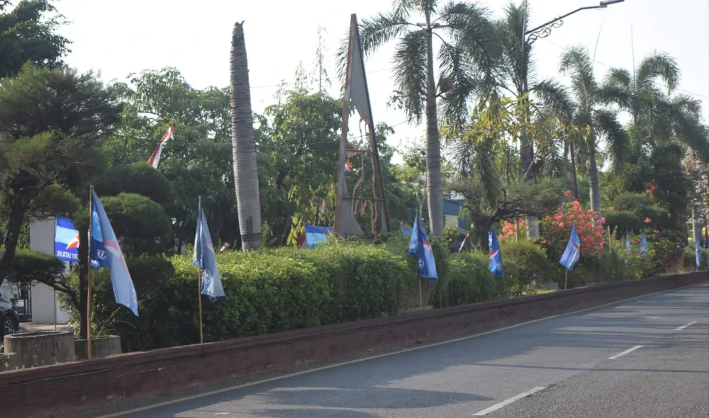 Usai Aksi Bersih Lingkungan, Bendera Partai Demokrat Masih Terpasang di Sejumlah Jalan di Kota Madiun