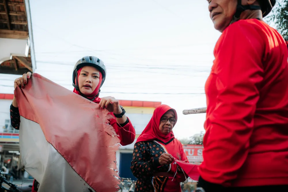 DHC BPK 45 Kota Madiun Ganti Bendera Kusam dan Robek Saat Gowes