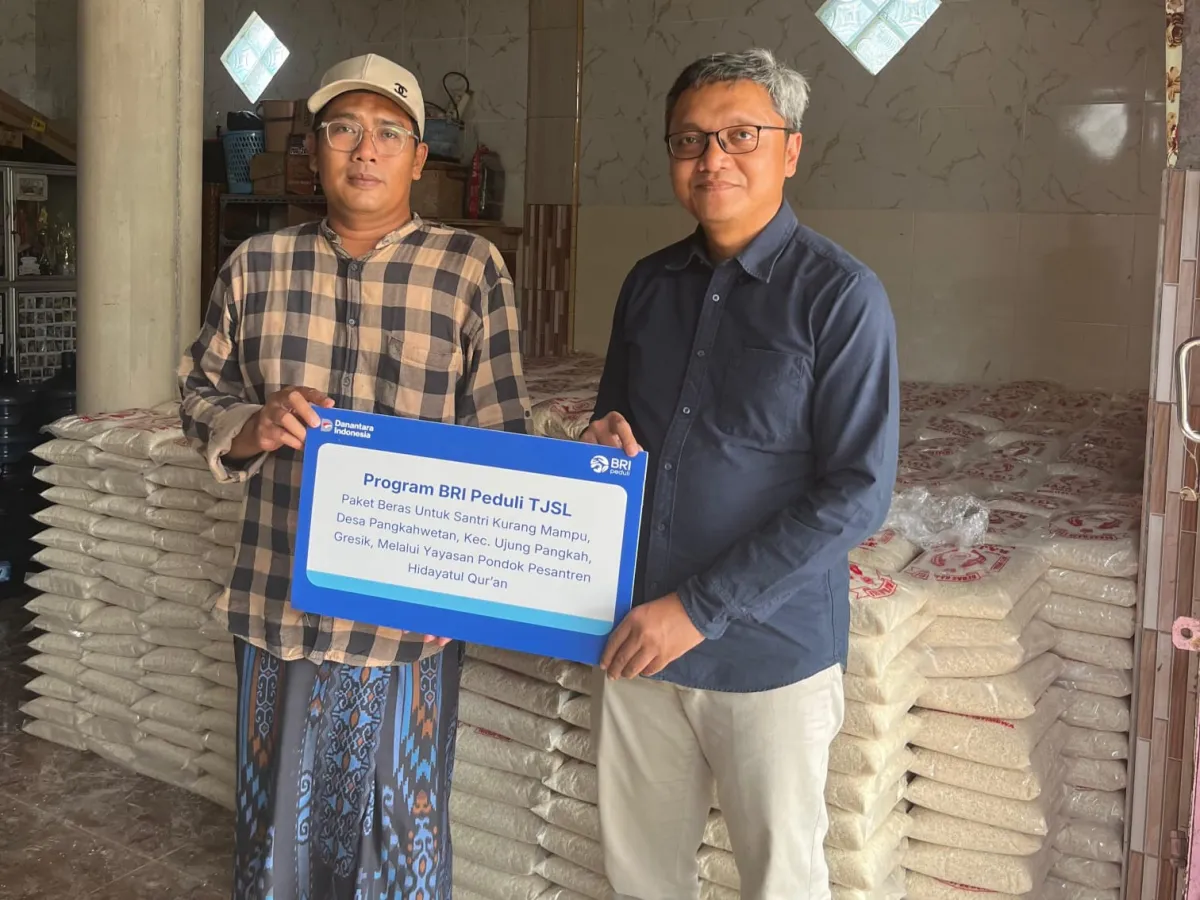BRI Salurkan 4.000 Paket Beras untuk Santri Kurang Mampu di Gresik