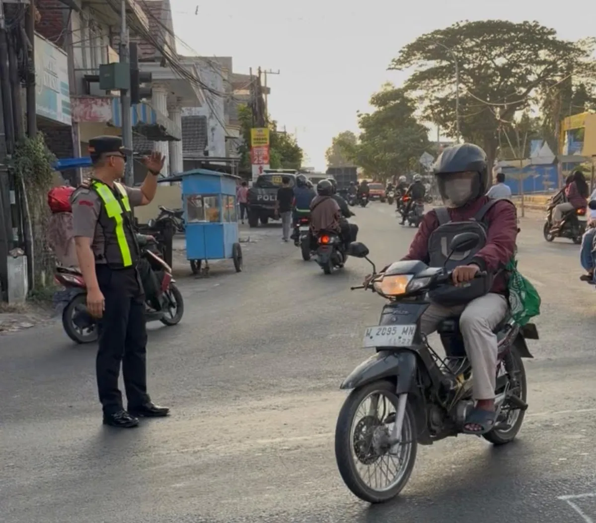Kapolsek Bungah Turun ke Jalan Atur Lalu Lintas di Jalur Deandles