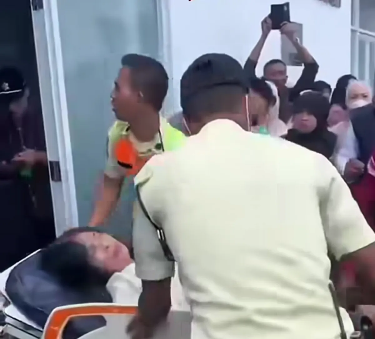 Usai Makan MBG, Ratusan Siswa SMP Negeri 2 Cisarua Dilarikan ke IGD