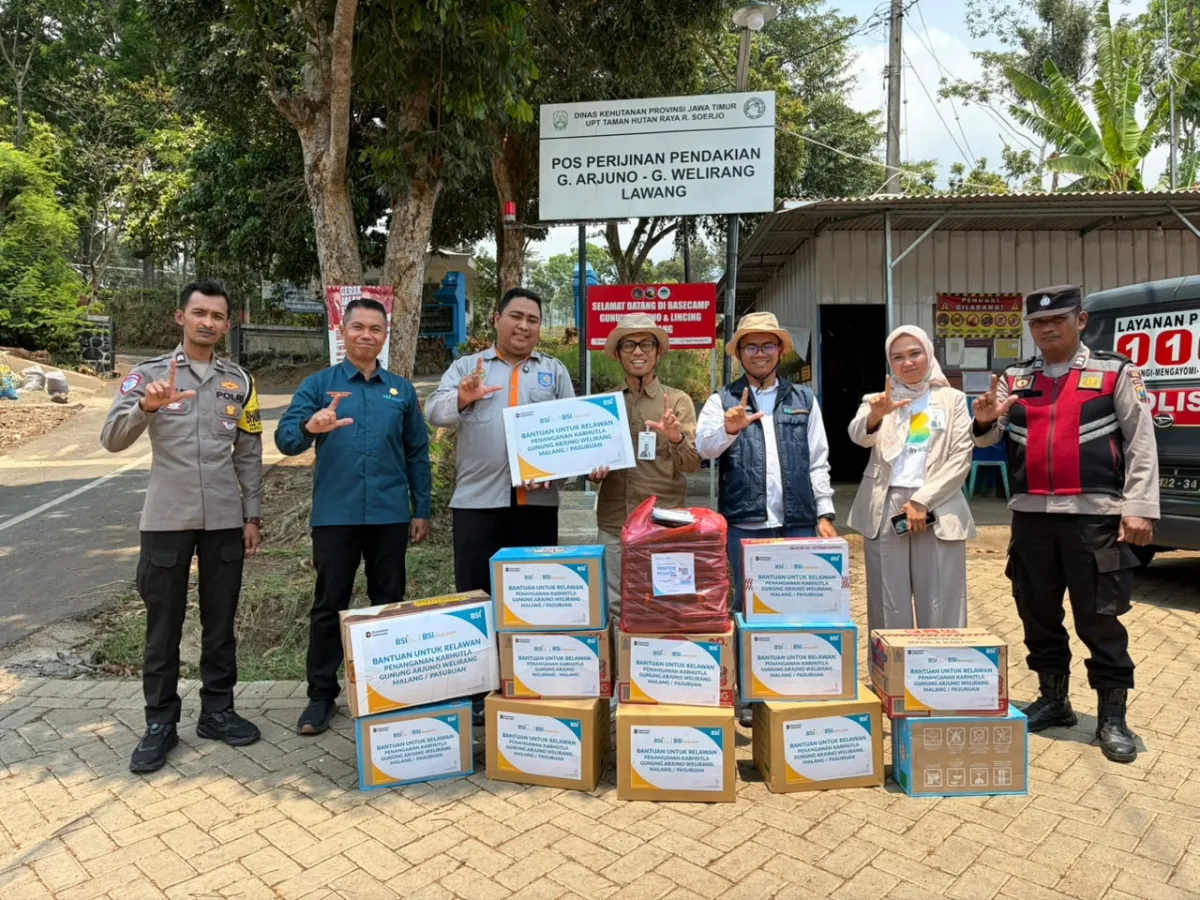 PT Bank Syariah Indonesia (BSI) bersama BSI Maslahat menyalurkan bantuan logistik senilai sekitar Rp20 juta bagi petugas dan relawan yang menangani kebakaran hutan dan lahan di kawasan Arjuno–Welirang