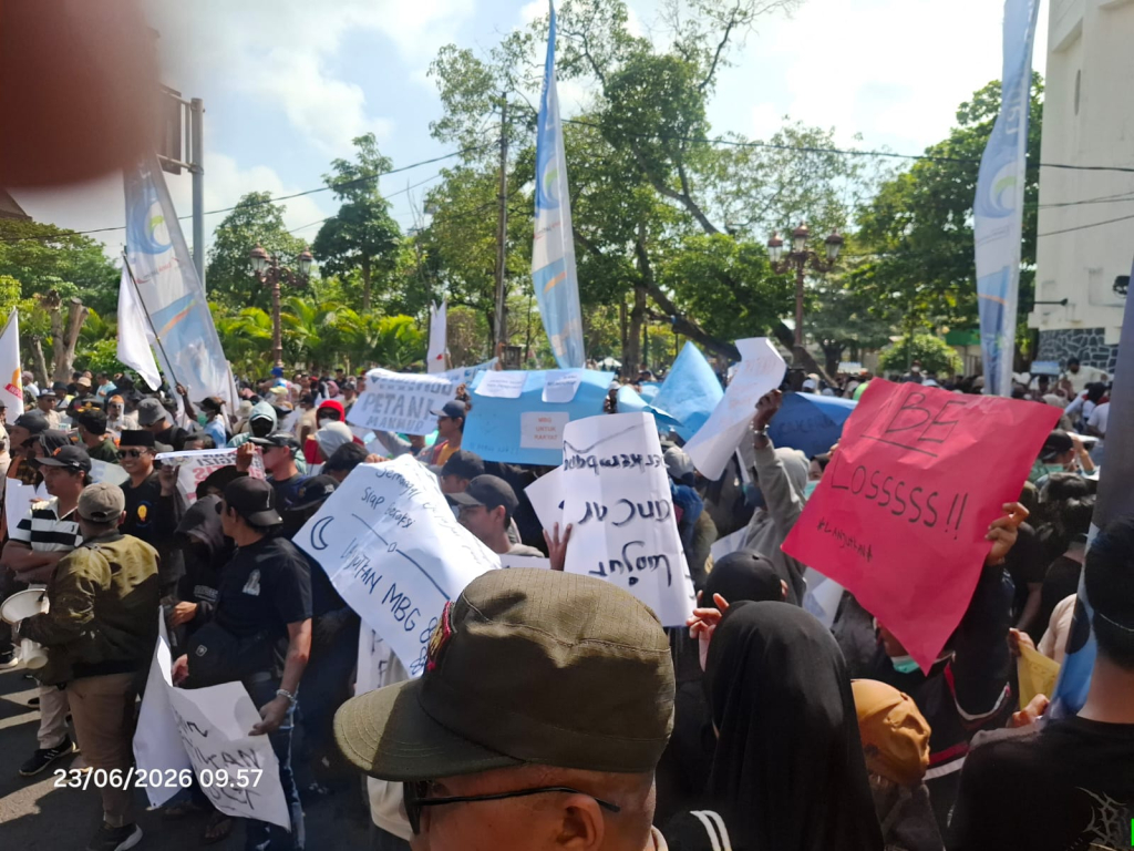 Ribuan Relawan Dukung Program MBG, Kecewa Tak Ditemui Pejabat Pemkab Lamongan
