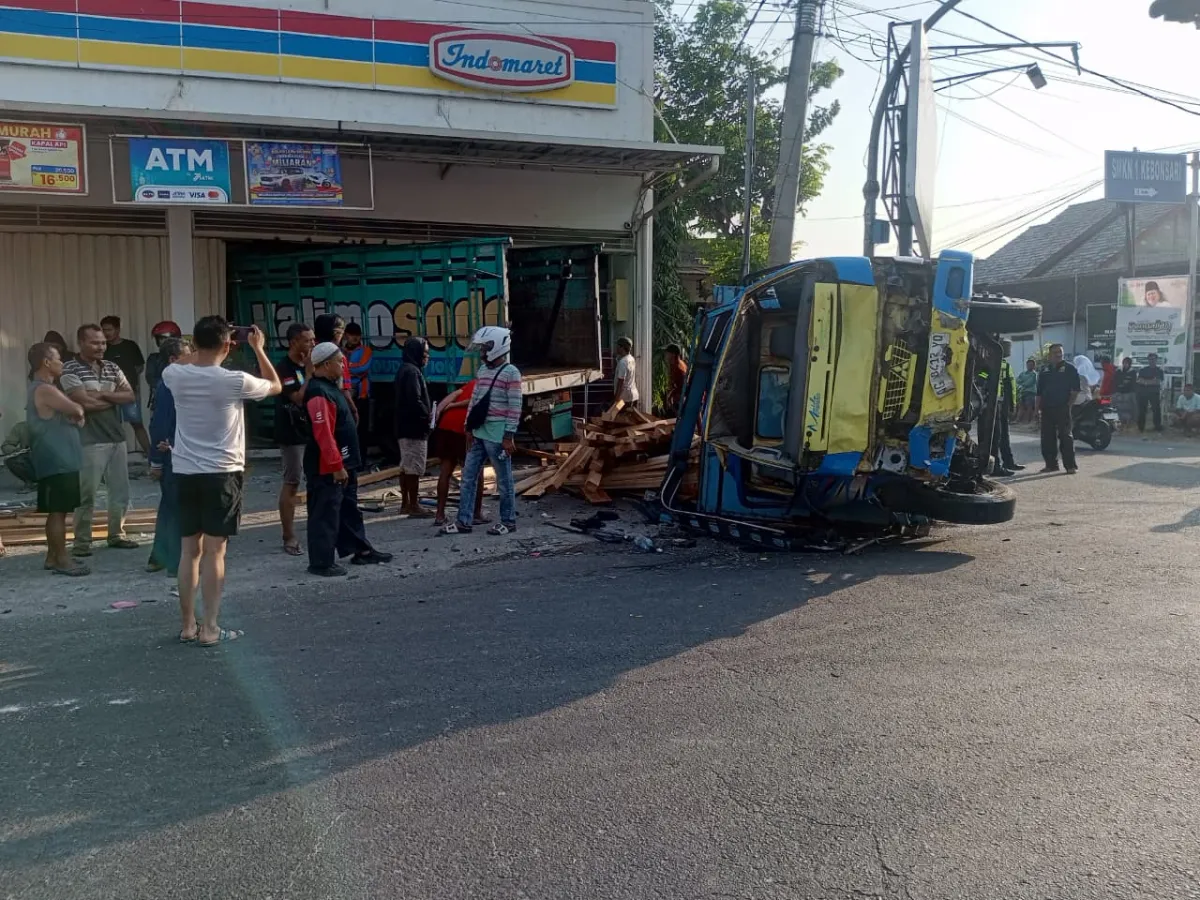 Dua Truk Tabrakan di Simpang Ngujur, Satu Terguling dan Lainnya Terjang Indomaret