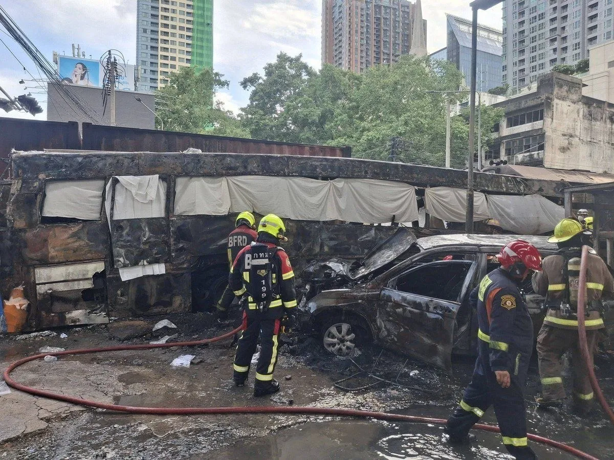 Kereta Tabrak Bus, 8 Tewas