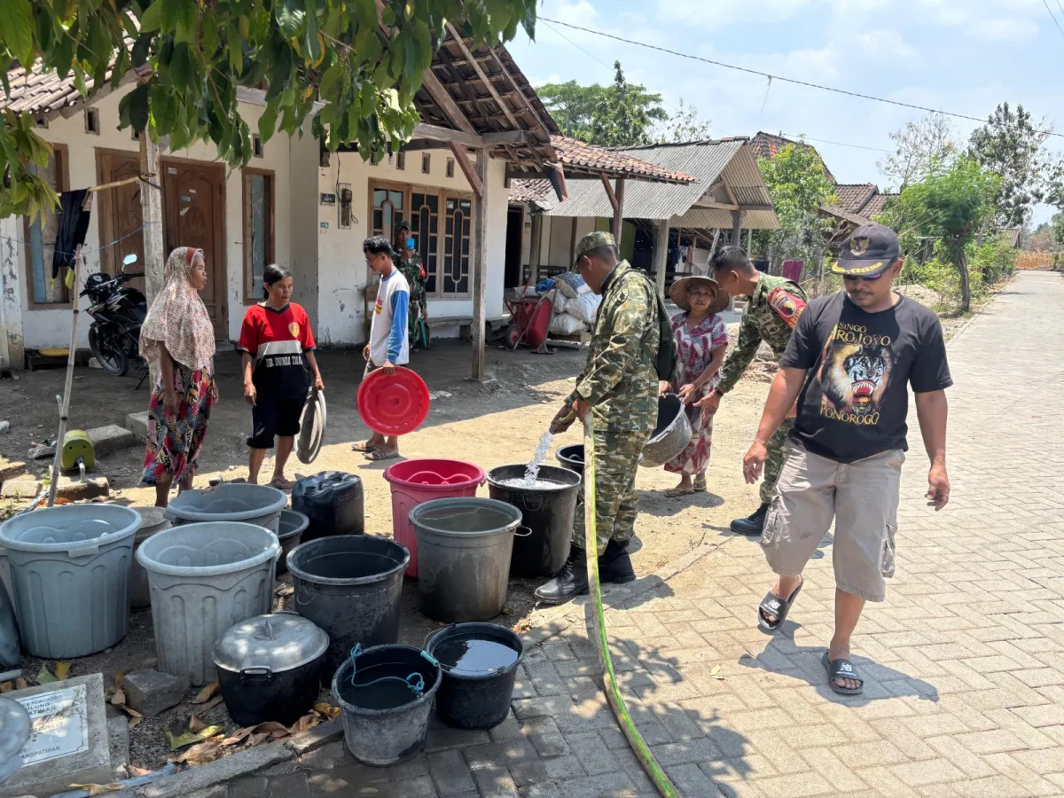 Kekeringan Semakin Parah di Ponorogo, TNI Droping Air di Wilayah Krisis Air Bersih