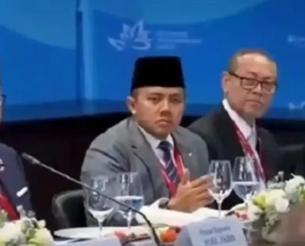 PDIP Sentil Gestur Seskab Teddy Mainkan Pulpen saat Rapat Bareng Putin