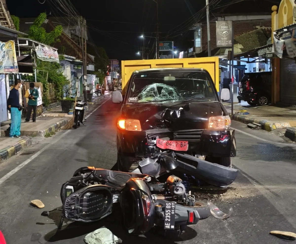 Suzuki APV dan Yamaha N-Max Tabrakan di Jalan Kapuas Kota Madiun, Korban Patah Tulang