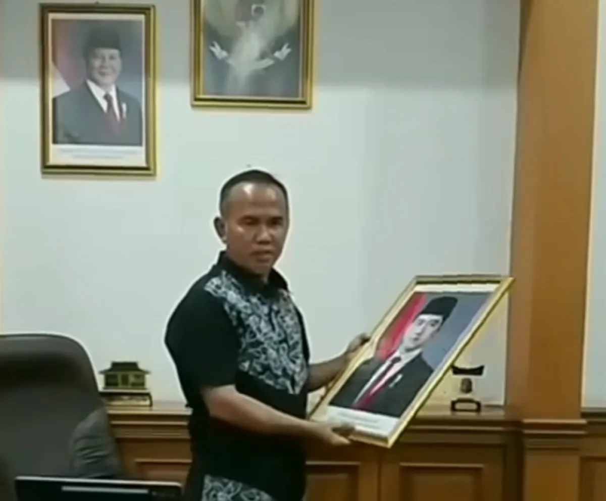Wakil Ketua DPRD Sukabumi Turunkan Foto Gibran dari Ruang Kerjanya