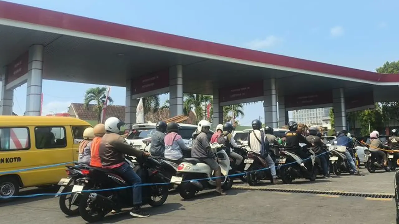 Antrean BBM di Jatim kian Meresahkan, Khofifah Datangi Bahlil